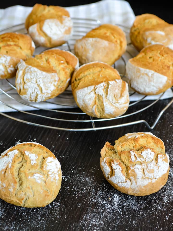 Ausschnitt aus Korb mit Apfeltaschen