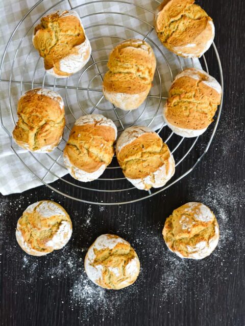 Knusprige Brötchen aus Buchweizen ♥ auch glutenfrei möglich! Knusprige Brötchen aus Buchweizen ♥ auch glutenfrei möglich!