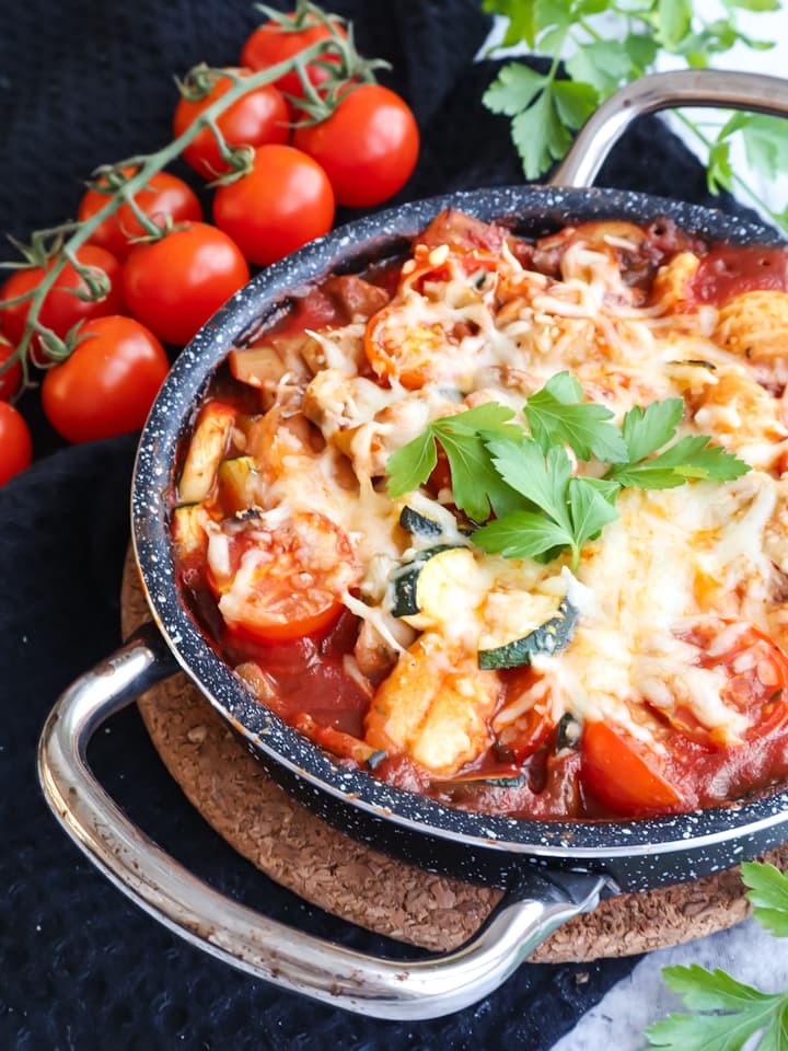 Ausschnitt aus Korb mit Apfeltaschen
