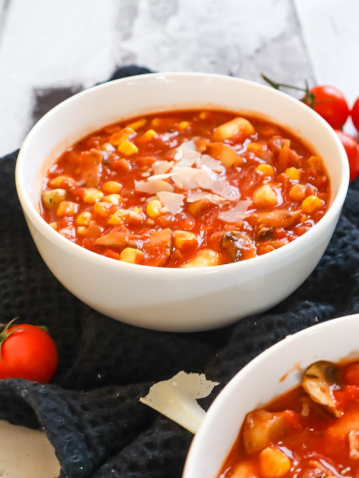 Ausschnitt aus Korb mit Apfeltaschen