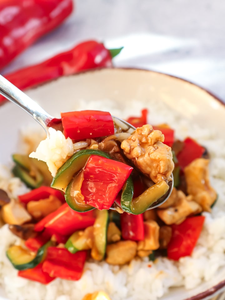 Ausschnitt aus Korb mit Apfeltaschen