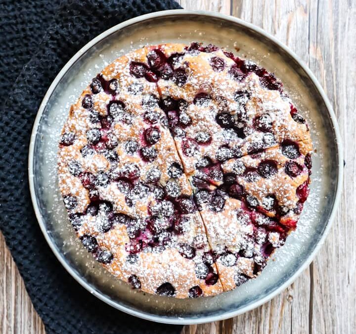 Eiweiß Kuchen mit Beeren