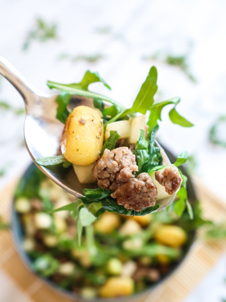 Ausschnitt aus Korb mit Apfeltaschen