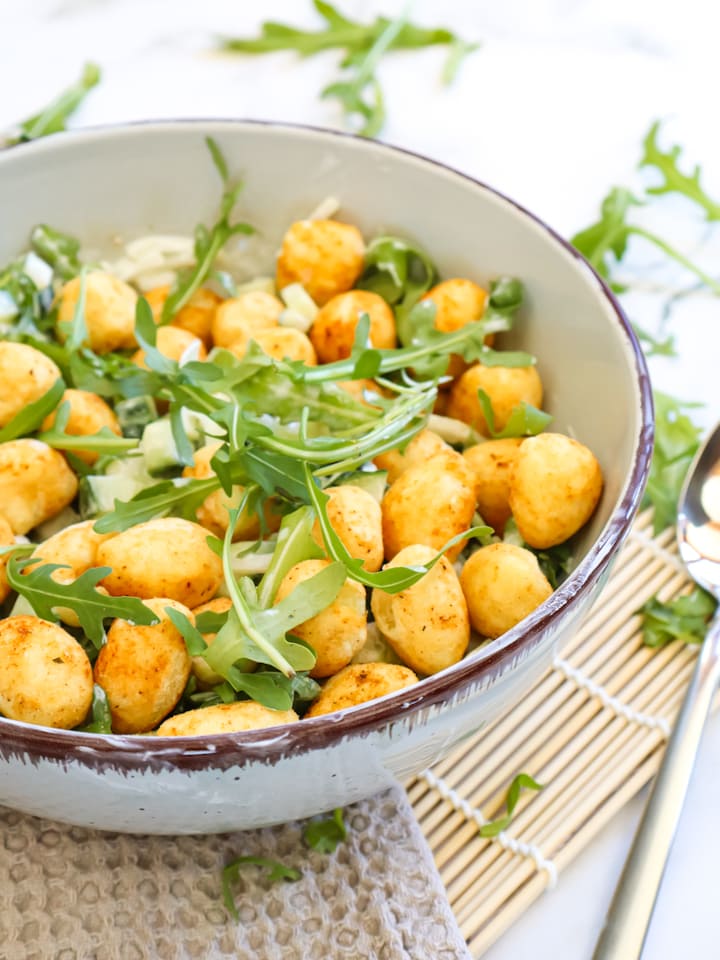 Ausschnitt aus Korb mit Apfeltaschen