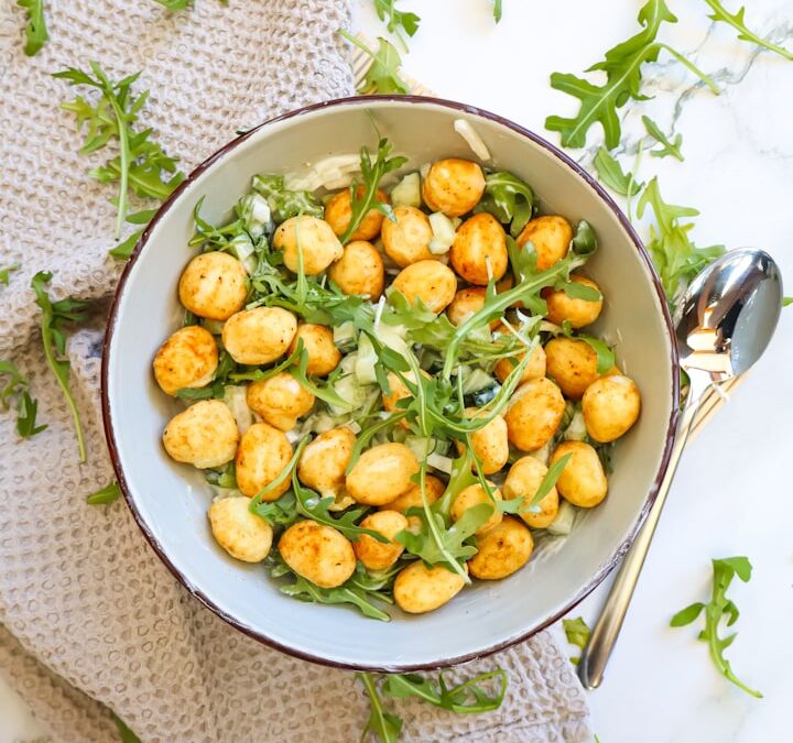 Crispy Gnocchi auf Gurkensalat