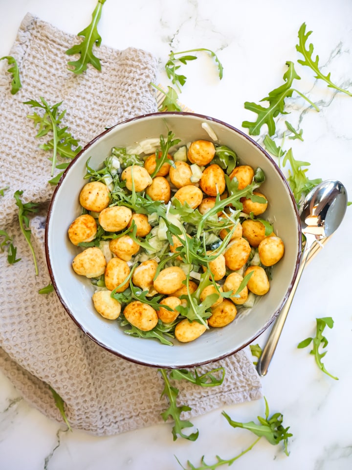 Crispy Gnocchi auf Gurkensalat