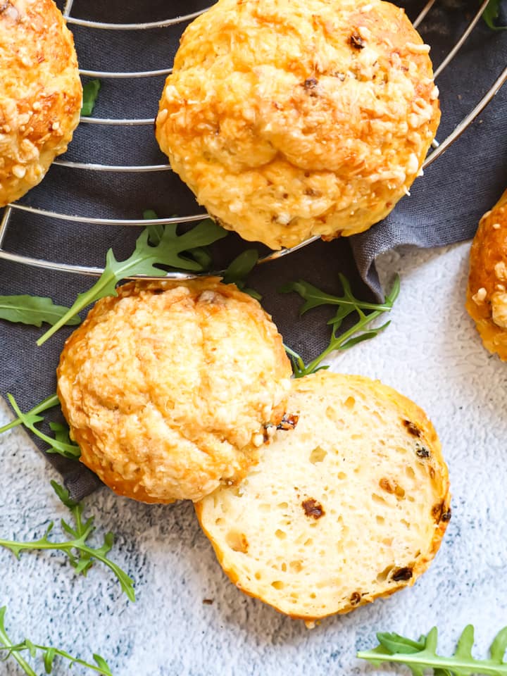Ausschnitt aus Korb mit Apfeltaschen