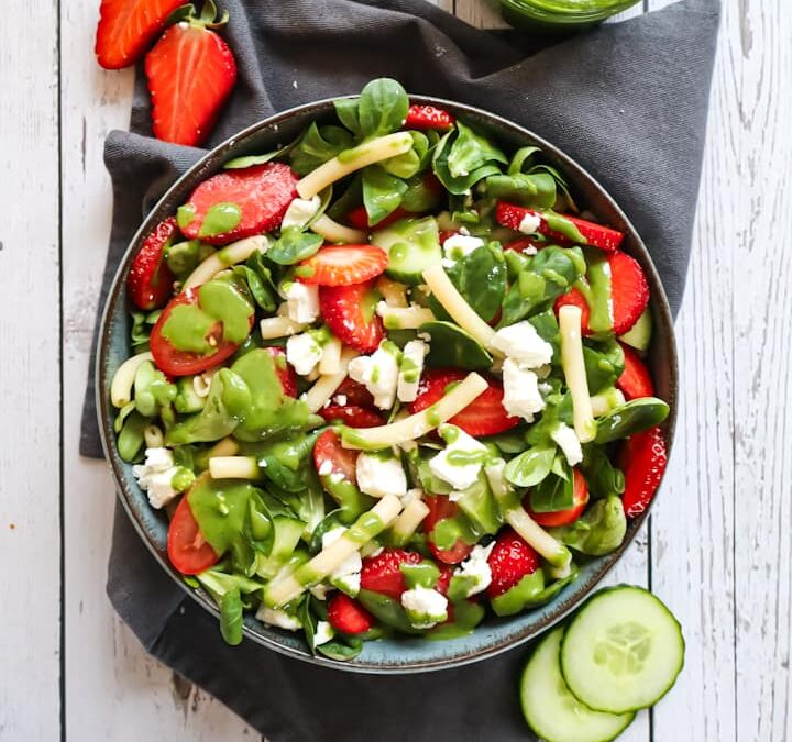 Nudelsalat mit Erdbeeren und Pesto