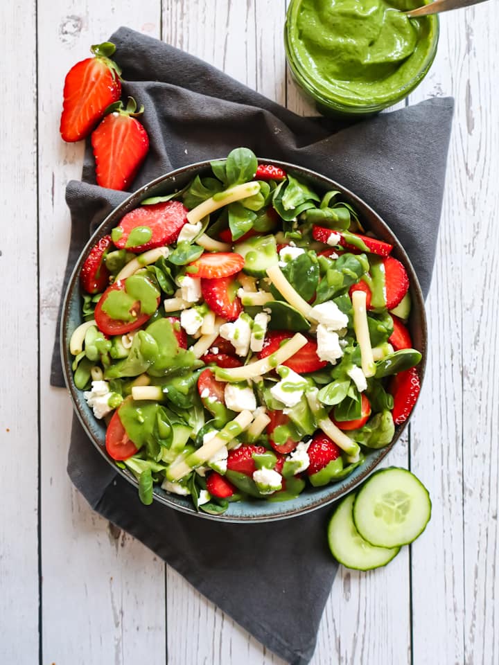 Nudelsalat mit Erdbeeren und Pesto