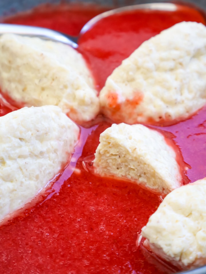 Ausschnitt aus Korb mit Apfeltaschen