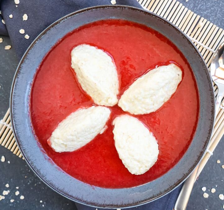 Topfennockerl in Erdbeersauce