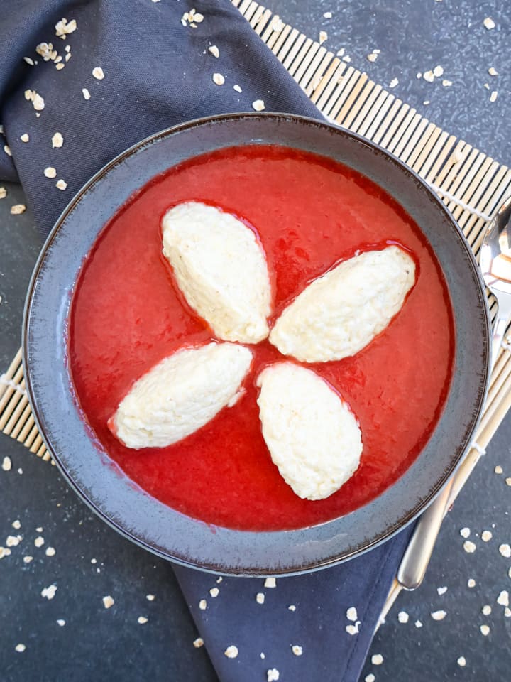 Topfennockerl in Erdbeersauce
