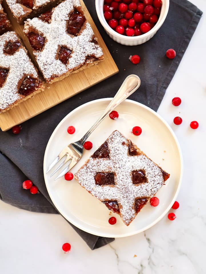 Apfeltaschen aus Blätterteig angetuckert im Korb