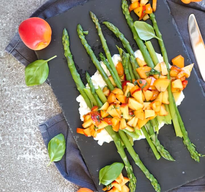 Spargel auf Hüttenkäse und fruchtiger Salsa