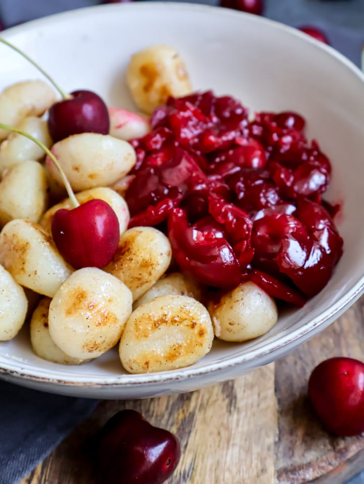 Ausschnitt aus Korb mit Apfeltaschen