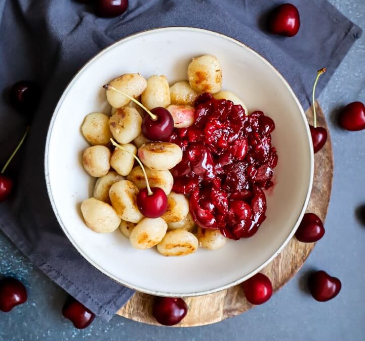 Süße Gnocchi mit Kirschen