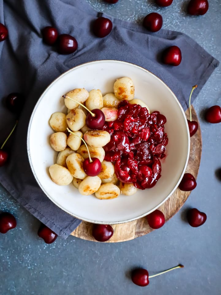 Süße Gnocchi mit Kirschen