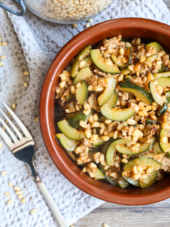 Ausschnitt aus Korb mit Apfeltaschen