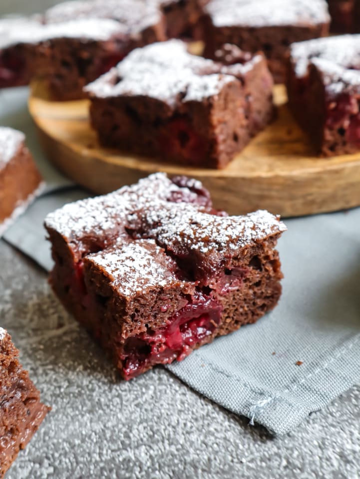 cola-kirsch-kuchen-04-min Ausschnitt aus Korb mit Apfeltaschen
