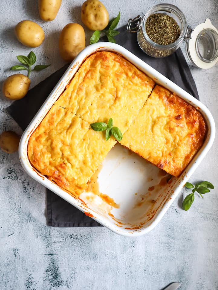 Apfeltaschen aus Blätterteig angetuckert im Korb