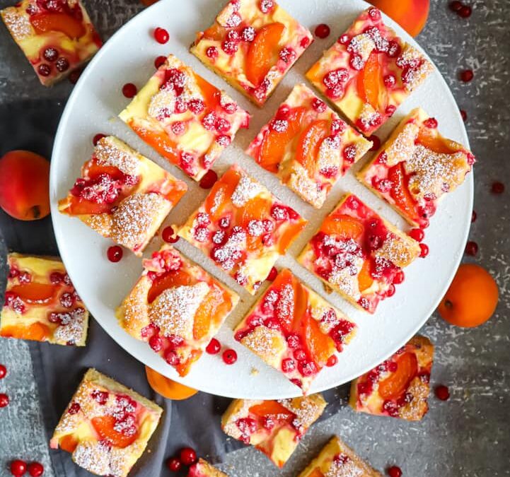 Topfenkuchen mit Marillen und Ribiseln