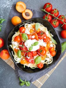 Spaghetti mit Tomaten, Marillen, Feta und Skyr