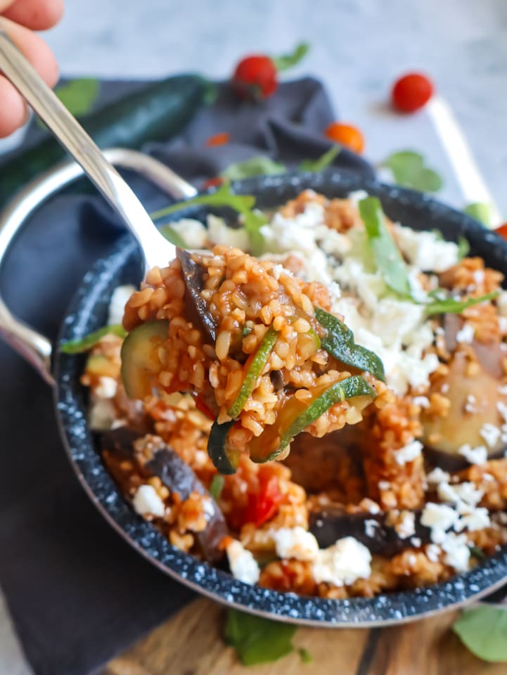 bulgur-fera-pfanne-03-min Baked Beans angerichtet in vier kleinen Schälchen