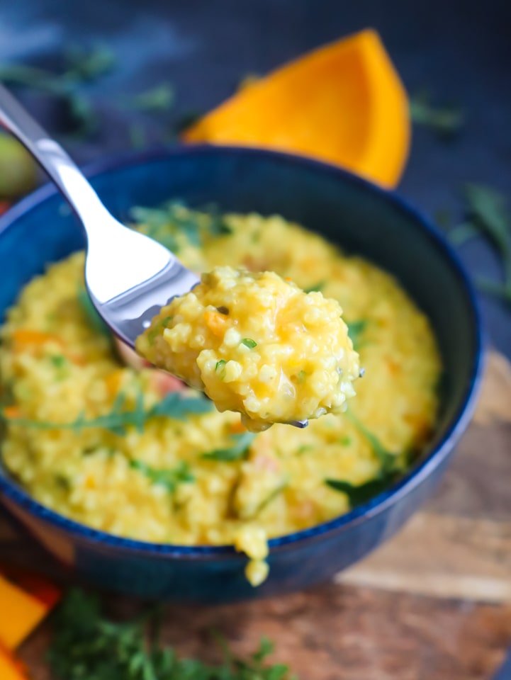 Baked Beans angerichtet in vier kleinen Schälchen