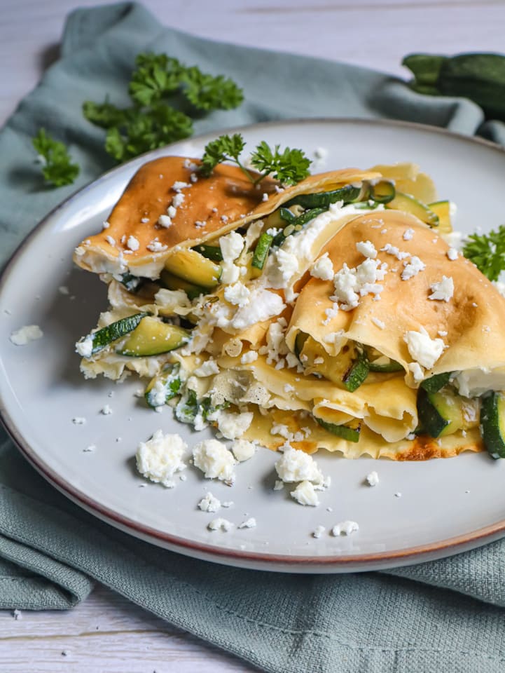 Baked Beans angerichtet in vier kleinen Schälchen