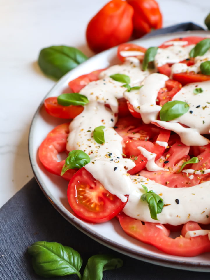 Baked Beans angerichtet in vier kleinen Schälchen