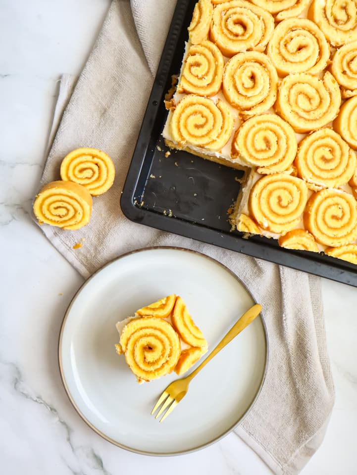 Biskuitrollen auf Mascarponecreme und Ölteig