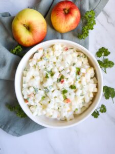 Feingewürfelter Kohlrabi und Apfel als Salat