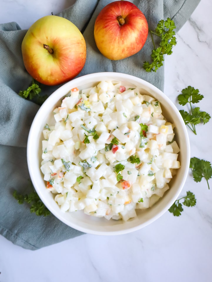 Kohlrabi Apfel Salat Feingewürfelter Kohlrabi und Apfel als Salat