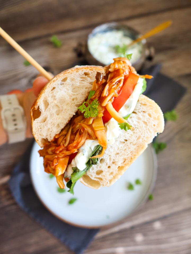 Pulled Mushroom Sandwhich in der Hand