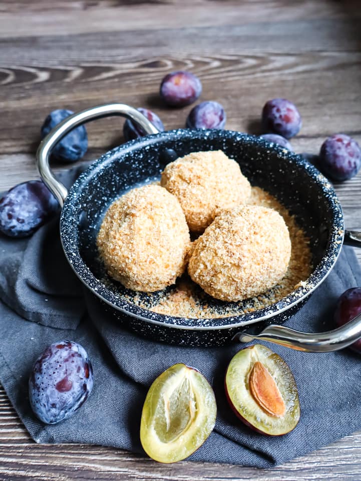 zwetschgen-knoedel-6-min Ausschnitt aus Korb mit Apfeltaschen