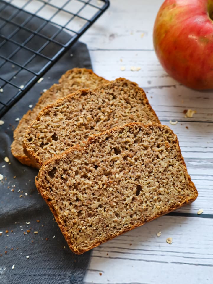 Apfelbrot in Scheiben geschnitten