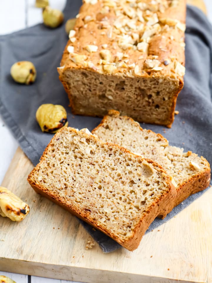 bananen-kastanien-brot-3-min Ein Stück Kürbis Kuchen in der Hand