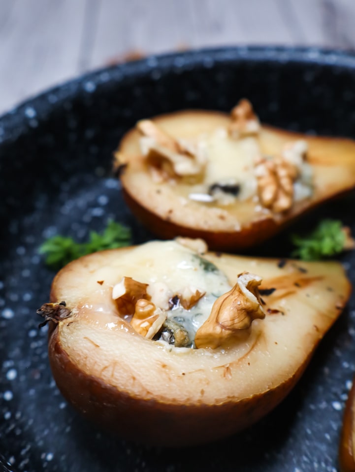 Birne mit Gorgonzola und Walnüssen Birnen-Hälften mit Gorgonzola und Walnüssen
