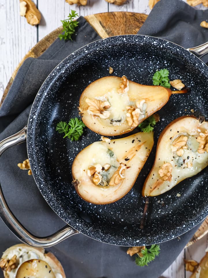 Birne mit Gorgonzola und Walnüssen Überbackene Birne mit Gorgonzola und Walnüsse