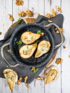 Überbackene Birnenenhälften mit Gorgonzola