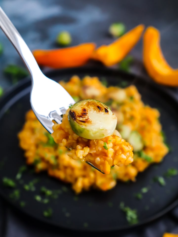 Bulgur mit Kürbis und Kohlsprossen Gabel mit Kürbisbulgur