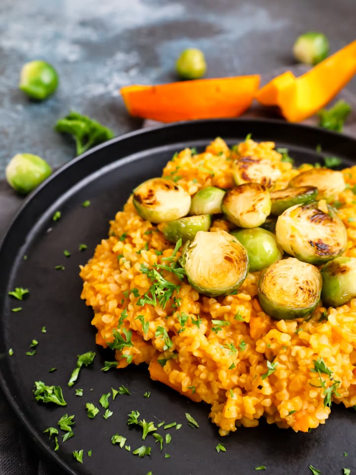 Gebratene Kohlsprossen auf Bulgur Kohlsprossen angebraten auf Kürbis-Bulgur