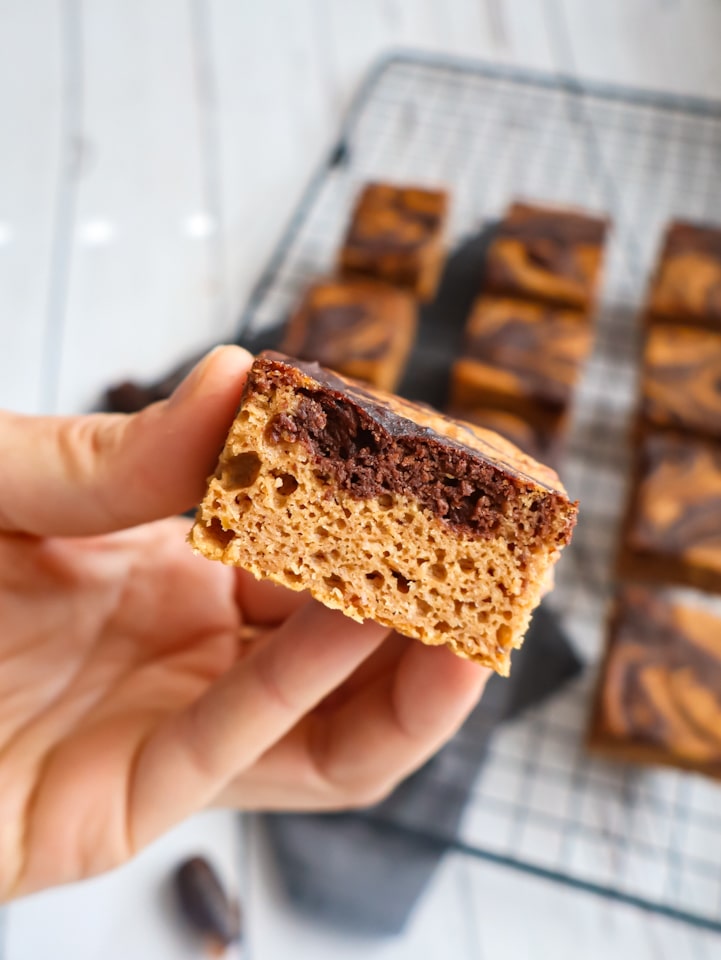 Kürbis Kuchen Ein Stück Kürbis Kuchen in der Hand