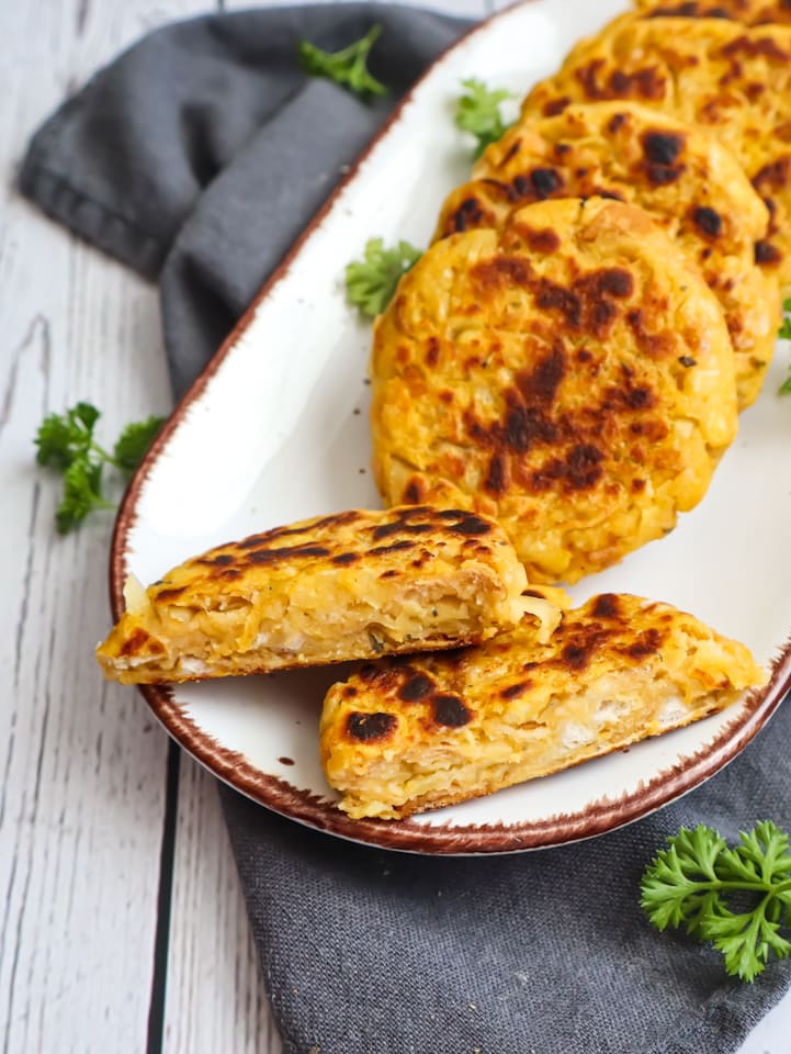 Ausschnitt aus Korb mit Apfeltaschen