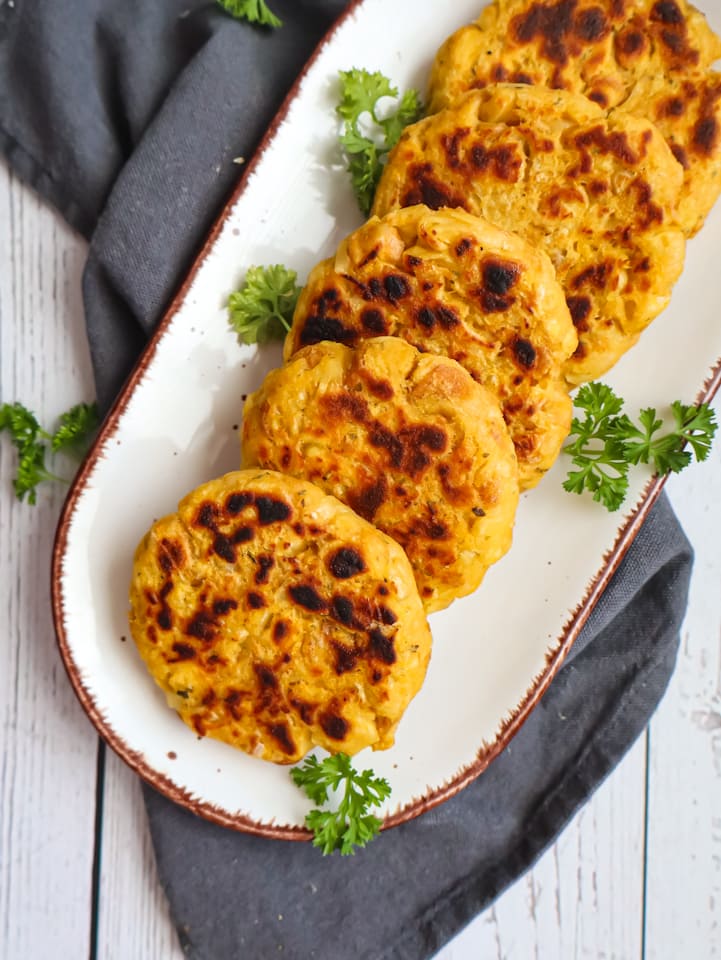 Scheiben vom Butternusskürbis mit gerösteten Kichererbsen und Burrata