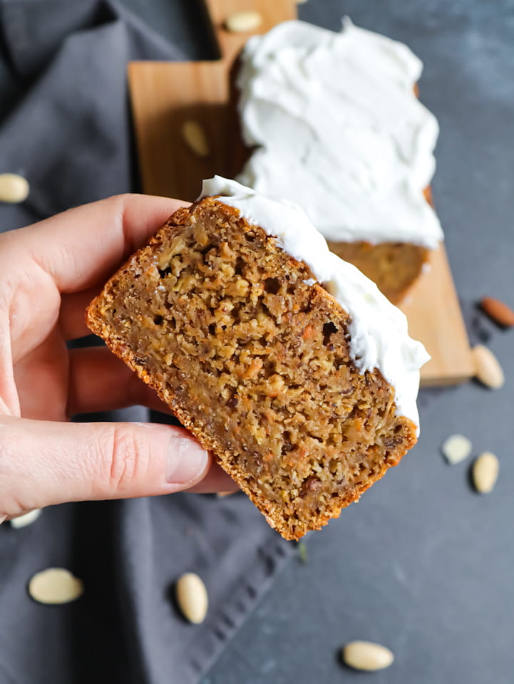 karotten-apfelbrot-3 Ein Stück des pikanten Käsekuchens auf einem Teller mit etwas Salat