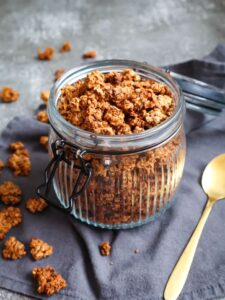 Selbstgerechtes Granola im Glas