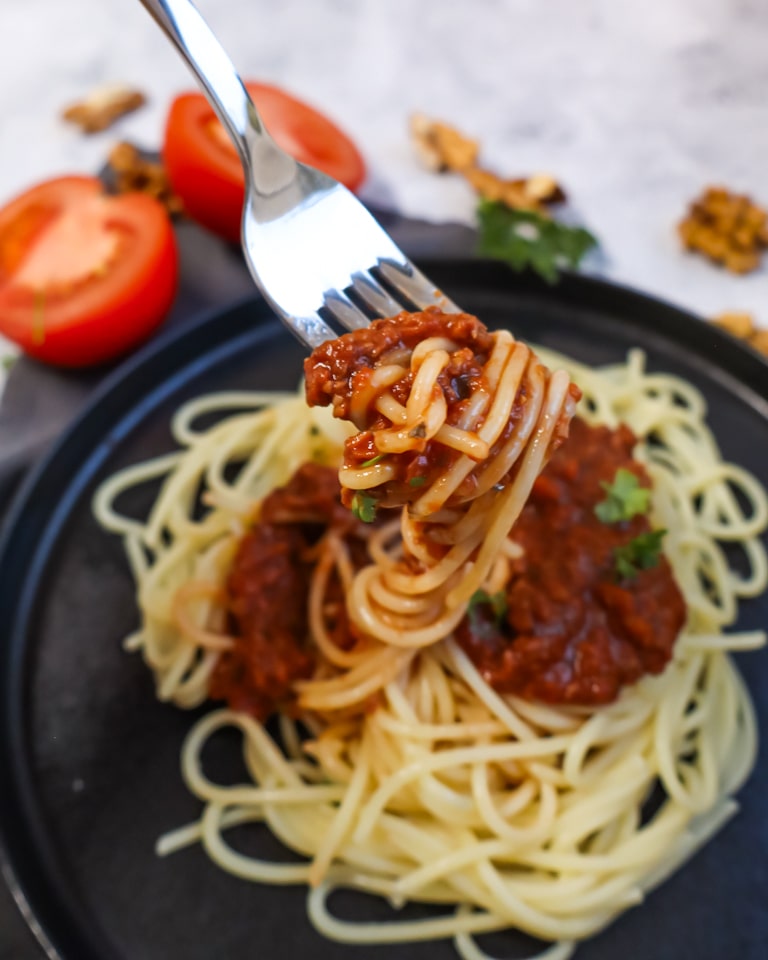 Ein Stück des pikanten Käsekuchens auf einem Teller mit etwas Salat