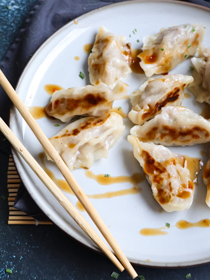 Gebratene Gyoza mit Stäbchen