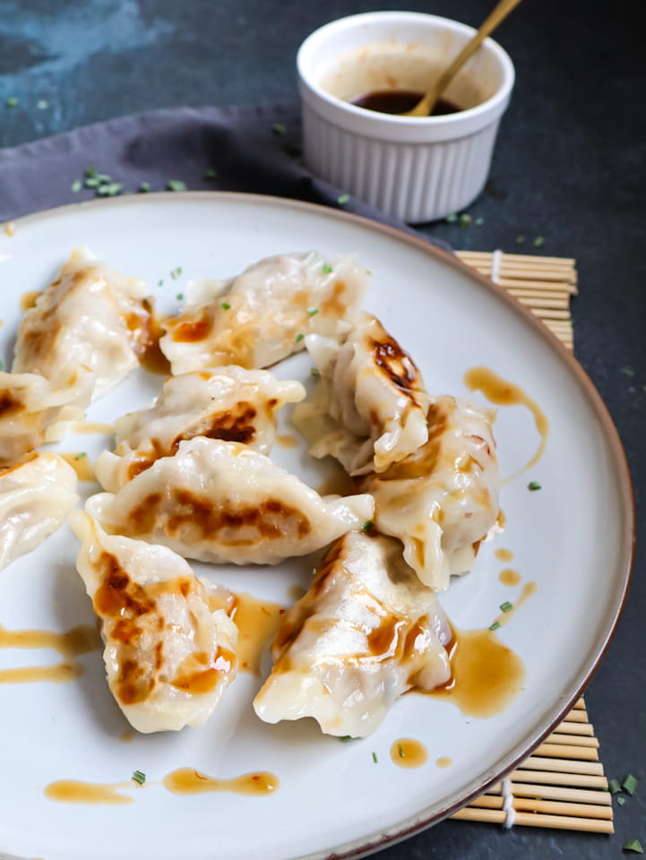 Gyoza mit deftiger Füllung aus Hackfleisch und Sauerkraut